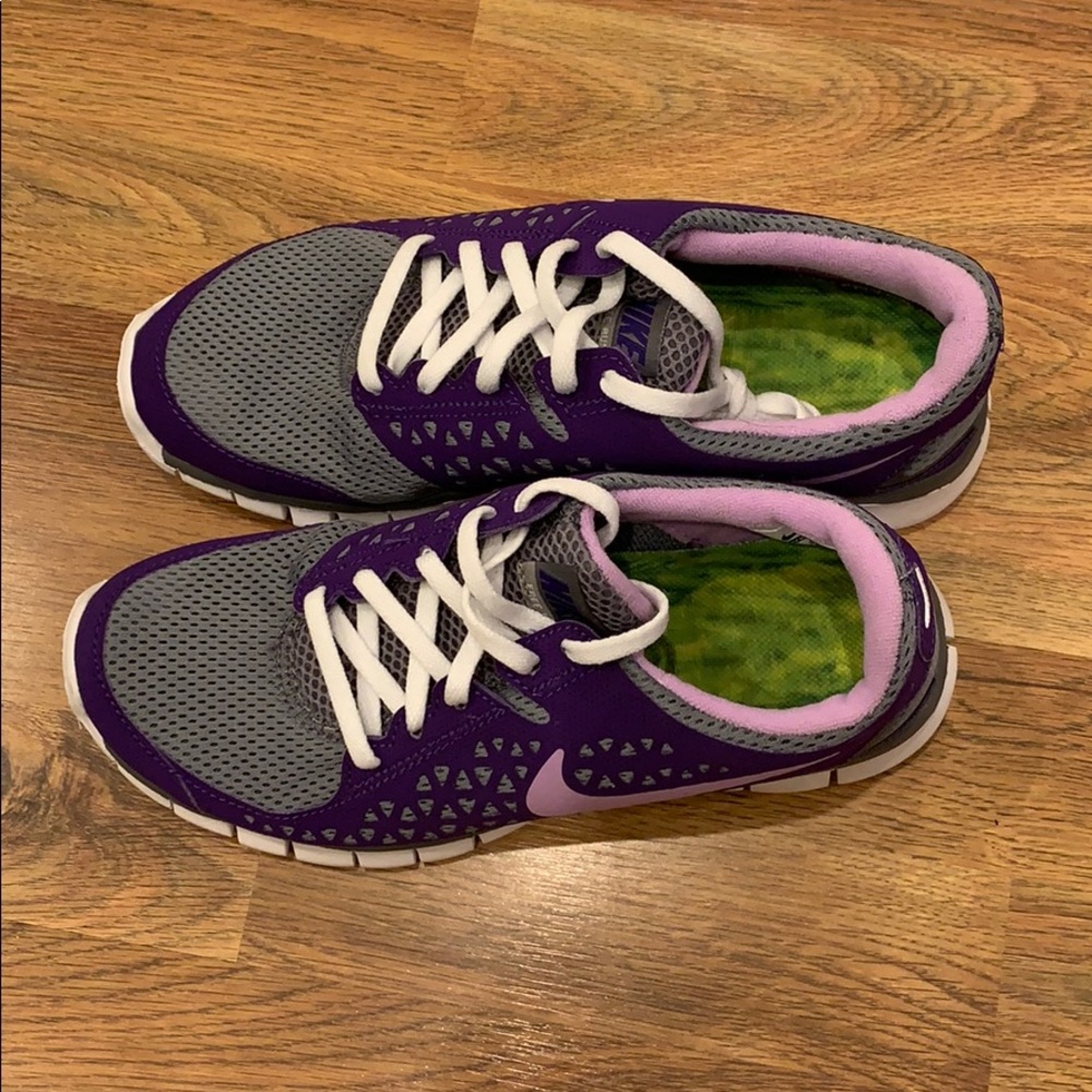 Tennis shoes